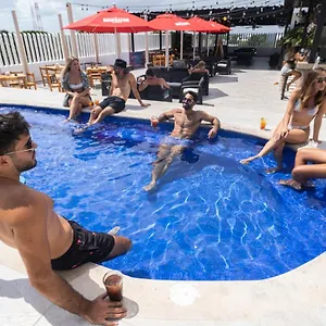 מלון Nomads Party ****